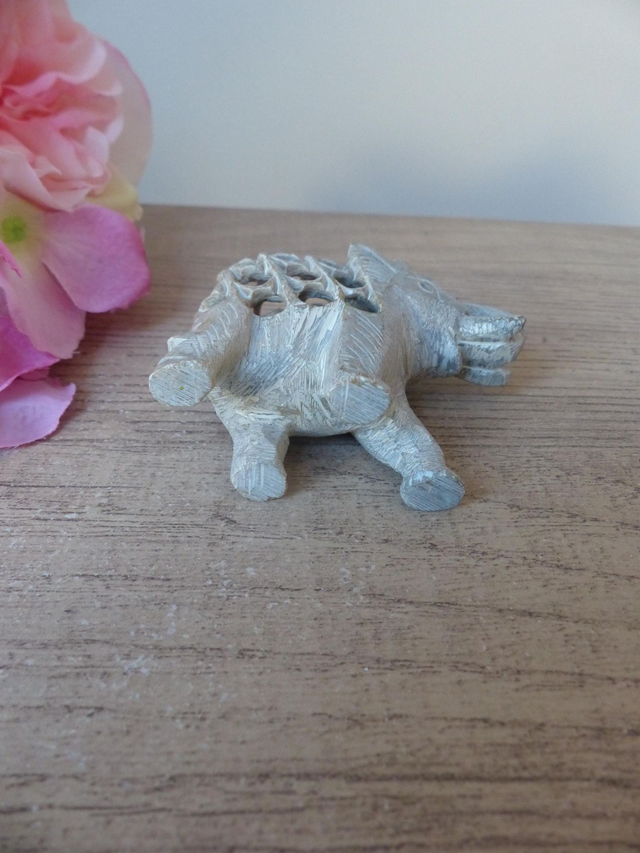 Figurine éléphant en pierre sculptée à la main – Technique undercut avec bébé éléphant à l’intérieur – Cadeau naissance ou décoration maison
