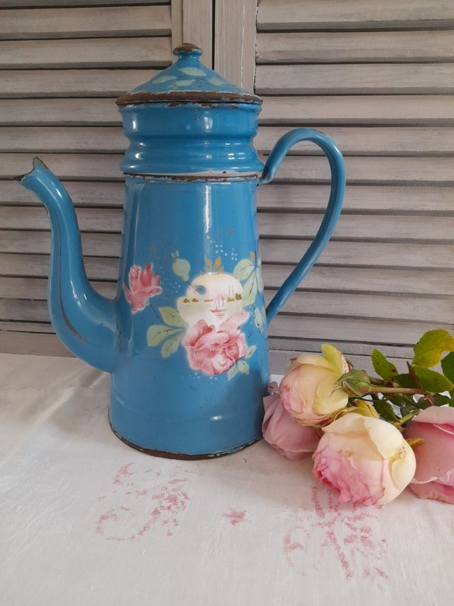 Cafetière émaillée ancienne bleue décor bateau et roses