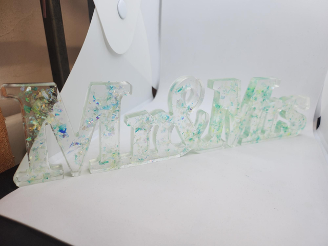 Mr&amp;Mrs sign in epoxy resin 