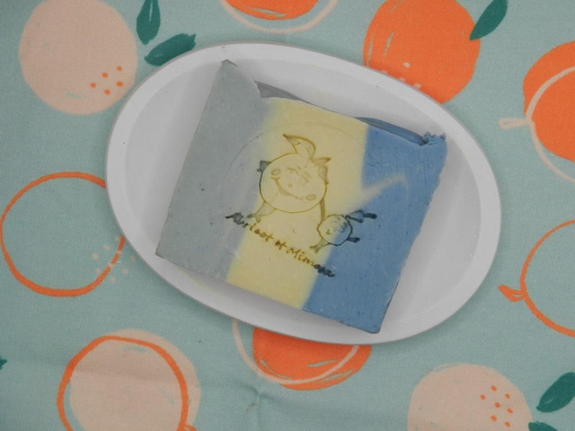 Savon BELLATRIX : le tricolore bleu, jaune, vert et sa fragrance à l’amande douce.