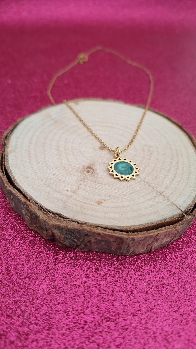 Collier doré soleil vert