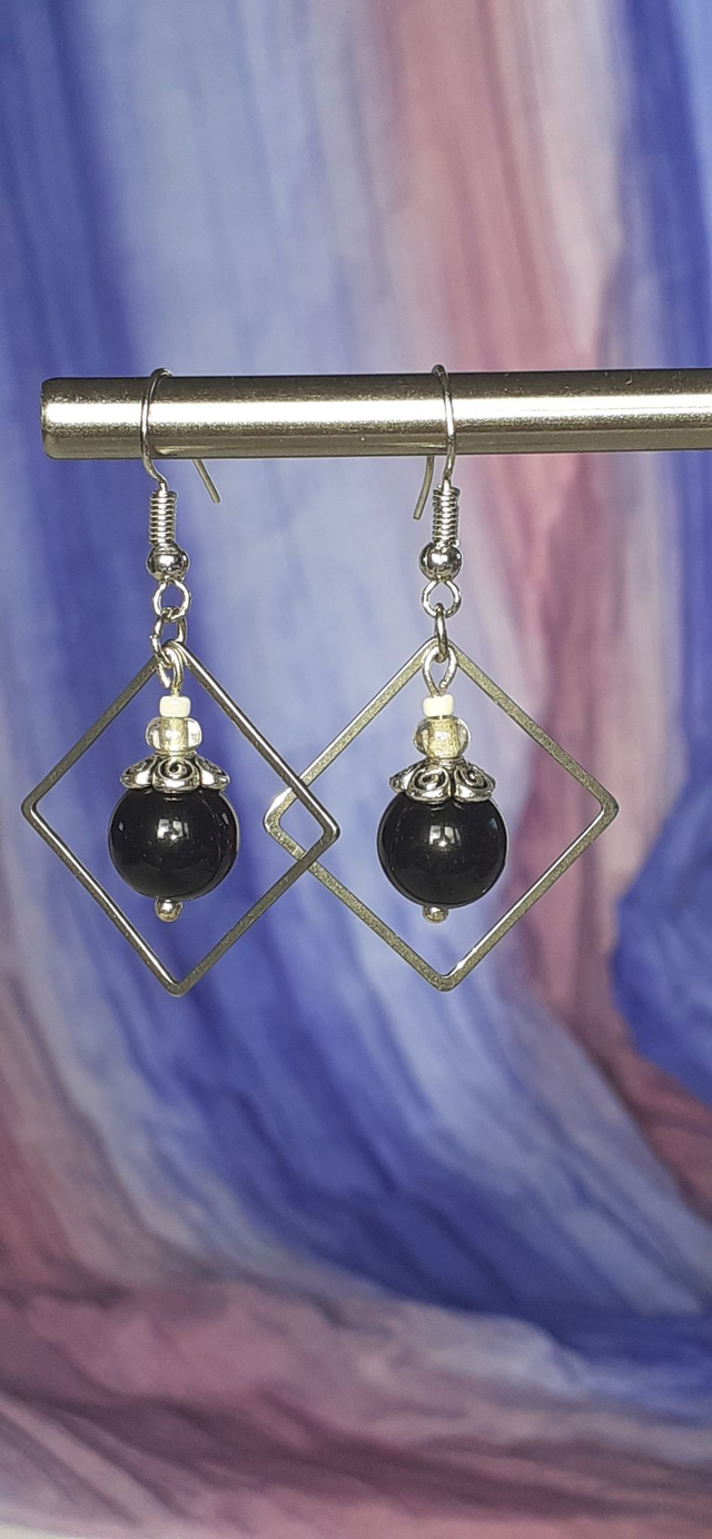 Karratua Petites Boucles d'oreilles courtes, acier inoxydable, perle noire