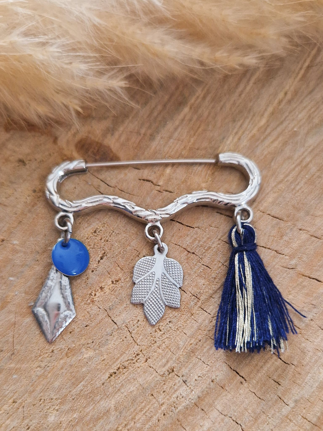 Broche à breloques "Feuilles - Modèle bleu sur support argenté