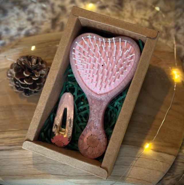 Coffret brosse à cheveux et barrette assortie