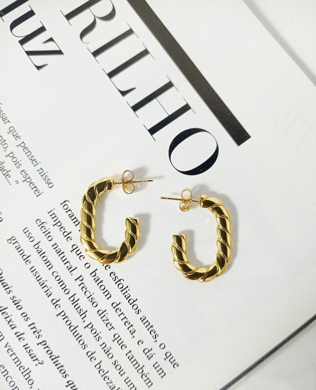 Argola trança dourada em aço inoxidável 