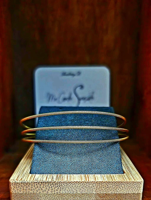 Bracelet corde de guitare recyclée doré