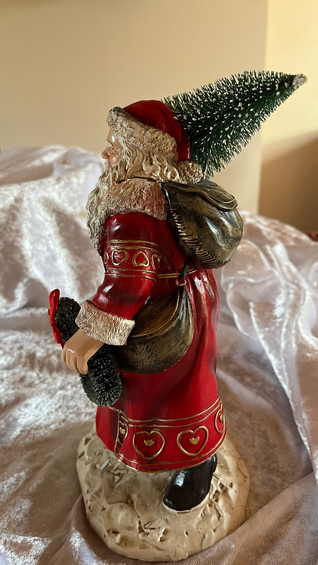 Weihnachtsmann mit Baum – dekorative Weihnachtsfigur