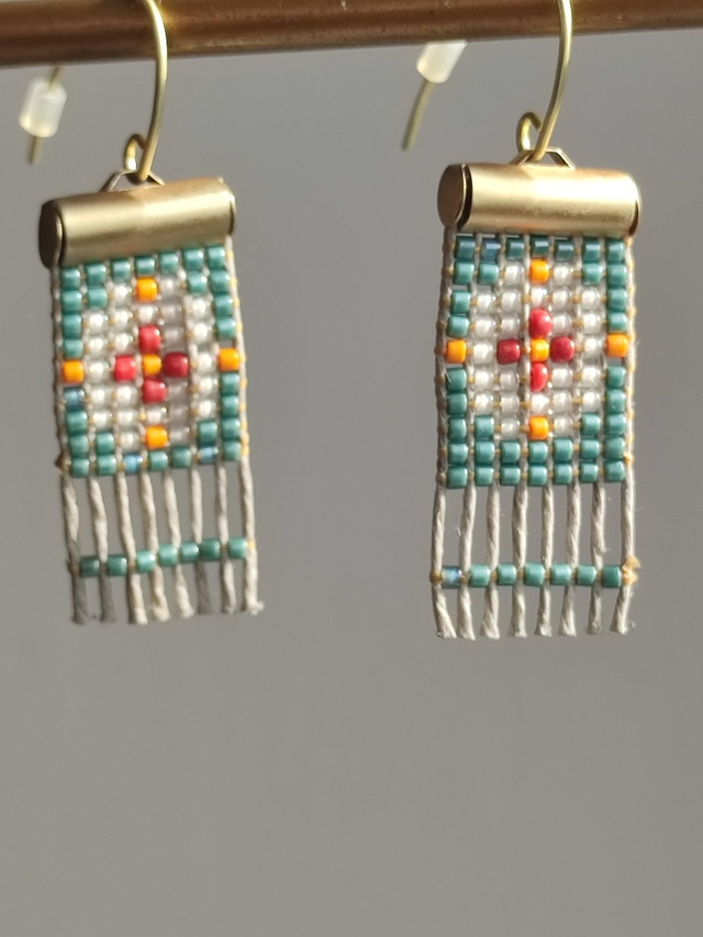 Boucles d&#039;oreilles tissées à la main sur fil de lin avec perles miyuki -sans nickel -bleu, blanc, orange &amp; sienne 