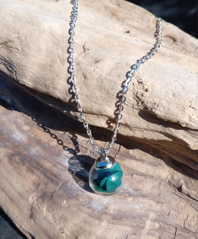 chaîne et sphère en verre avec hortensia turquoise 