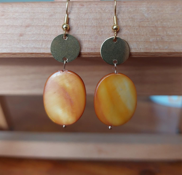 Boucles d&#039;oreilles nacres oranges 