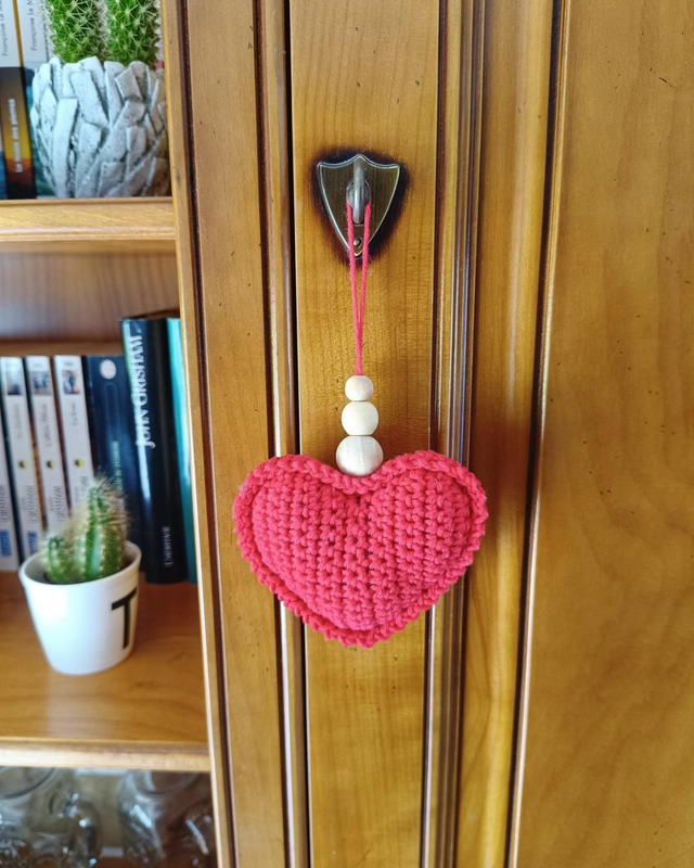 Suspension LOVE en crochet - Fait main
