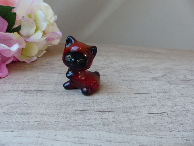 Figurine Miniature Chat en Céramique Polychrome – Rouge, Doré et Noir – Style Vintage Peinte à la Main – Décoration Vitrine ou Cadeau