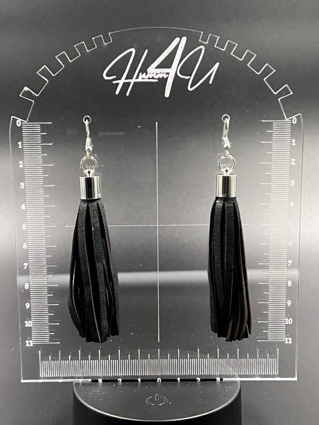 Oorbellen in de vorm van een flogger in de kleur goud en zilver.