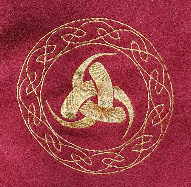 Chaperon Skjoldehamn Triple corne d'Odin en laine doublé lin bordeaux