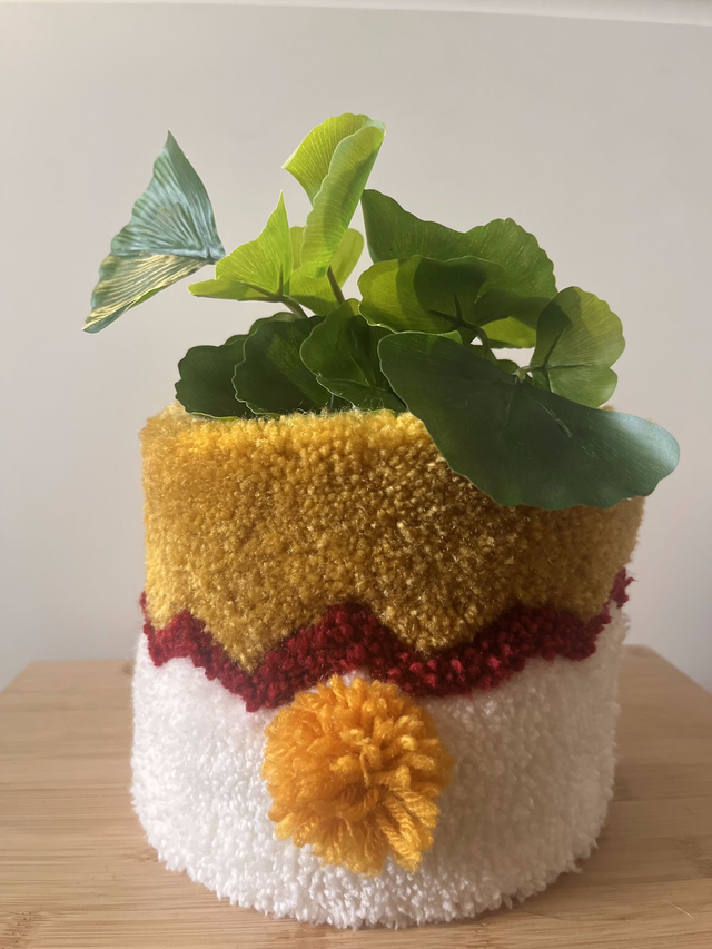 Cache pot (Zig-zag et pompom jaune)