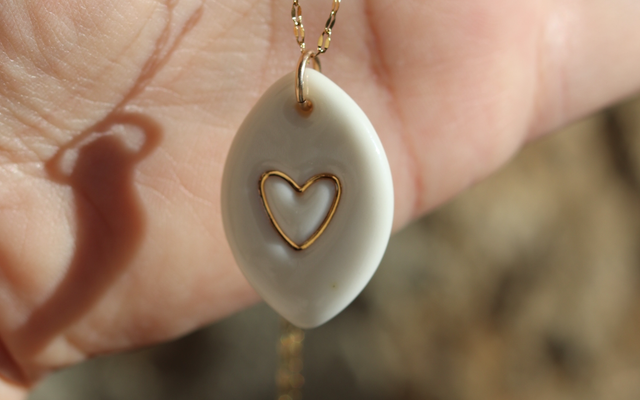 Pendentif amande en porcelaine