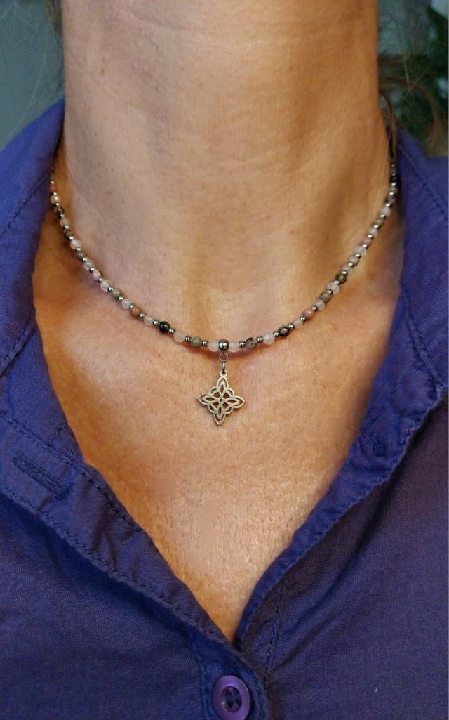 Collier Rhodonite, Quartz rose, pendentif "noeud de sorcière" en acier inoxydable 