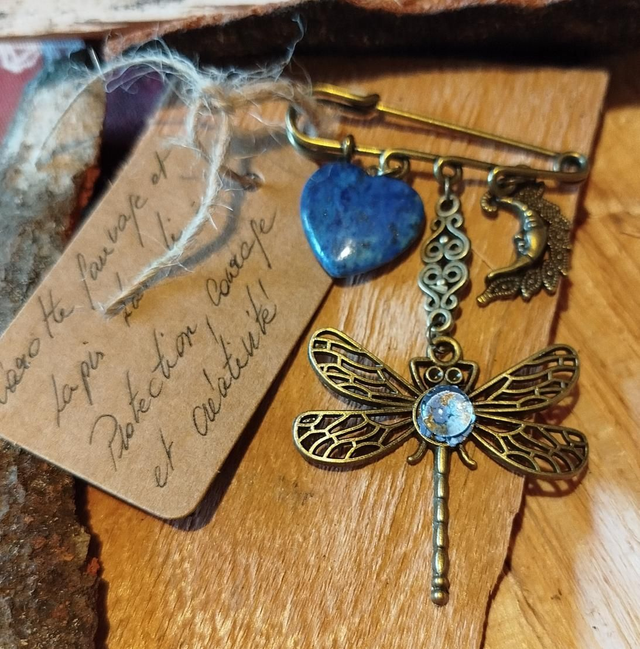 Broche lapis lazuli et carotte sauvage 