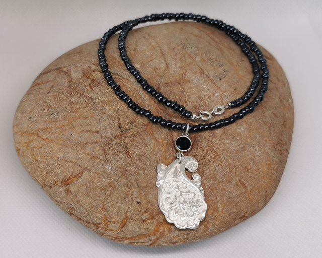 Halskette mit Paisley Anhänger