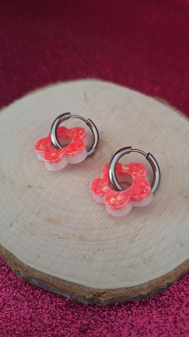 Créoles argentées fleurs corail/blanc