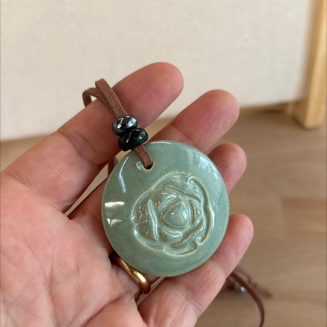 Collana con ciondolo rosa celtica