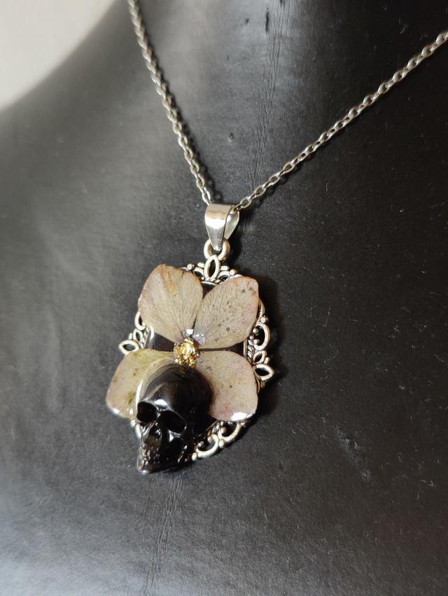 Collier hortensia naturelle et tête de mort
