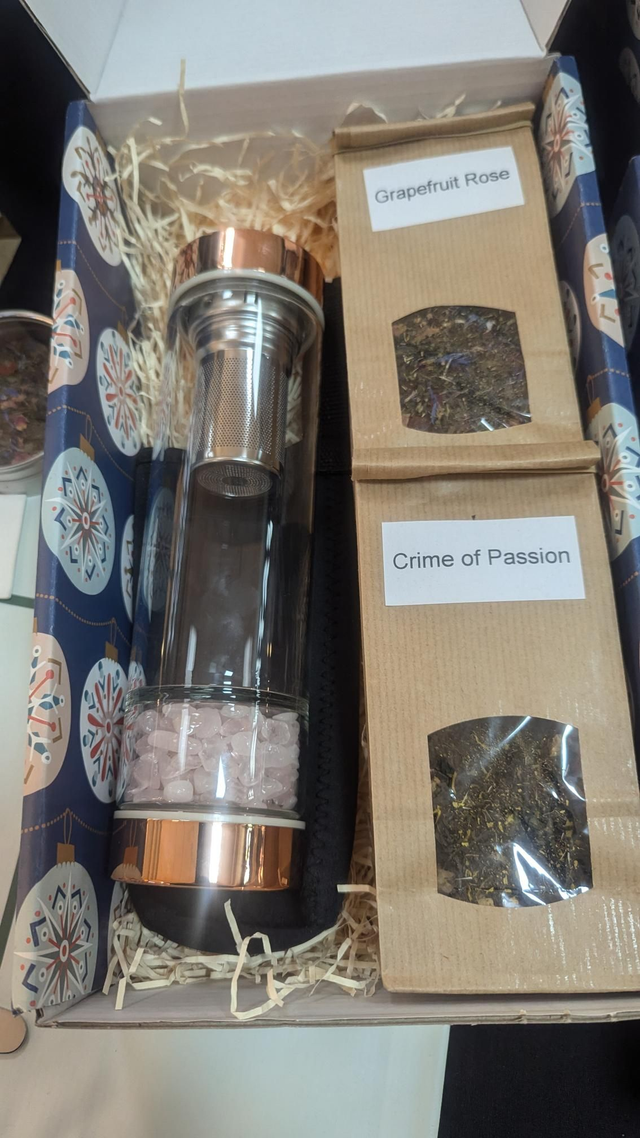 Gift Pack - Tea flask with gemstone chips and 2 tea blends