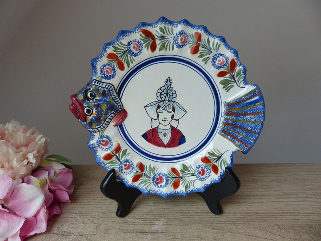 Assiette en forme de poisson décor bretonne, Assiette zoomorphe poisson peint à la main avec support, assiette décoration maison à la mer