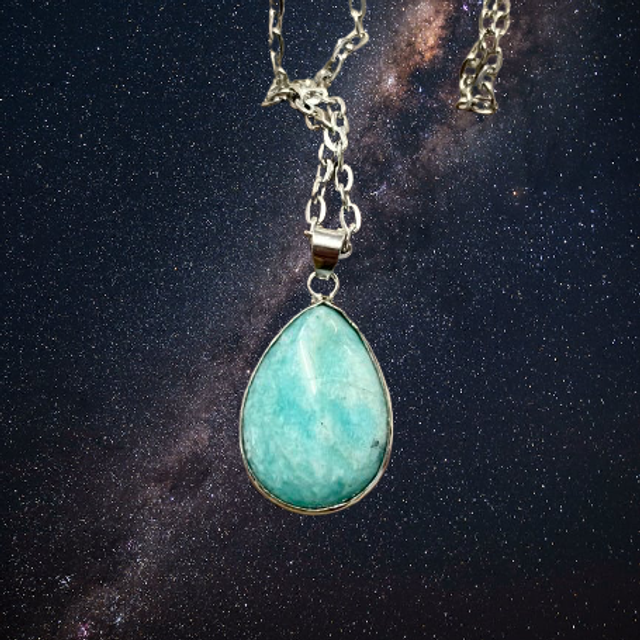 Amatsoniitti kiviriipus