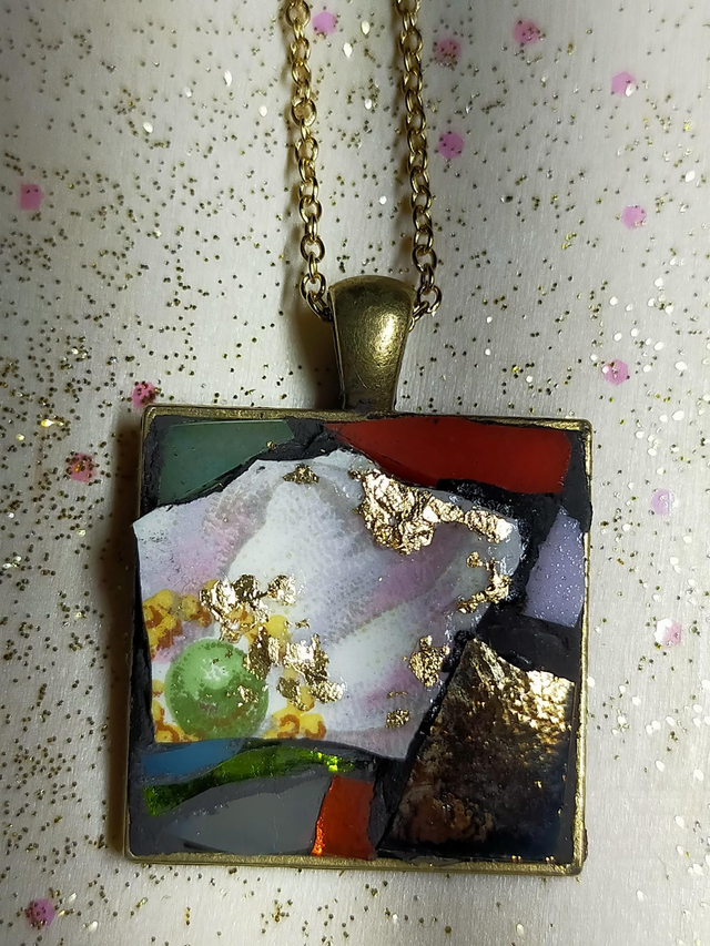 Pendentif mosaïque de verres. 