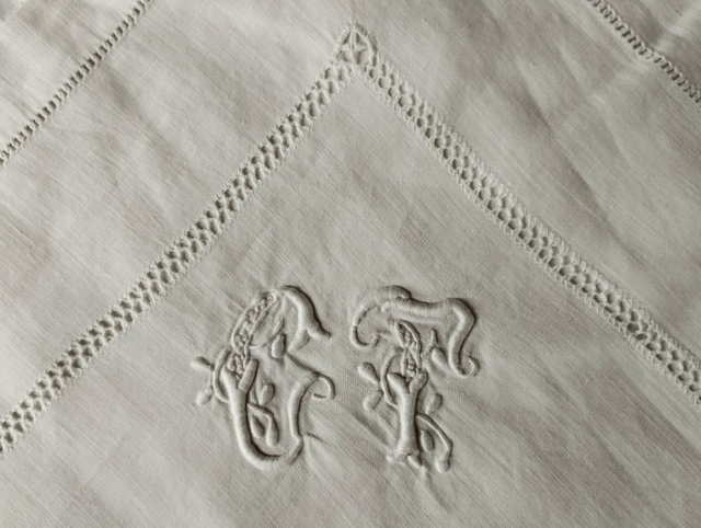 Monogramme CT sur petite nappe en lin avec bordure de jours