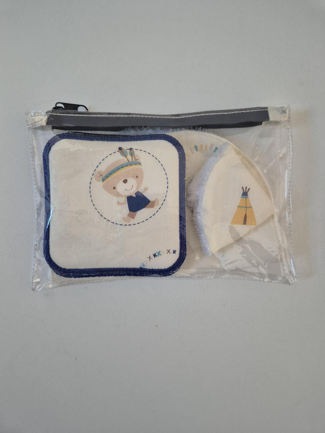Trousse + lingettes + pare-pipi + bavoir motifs Indiens
