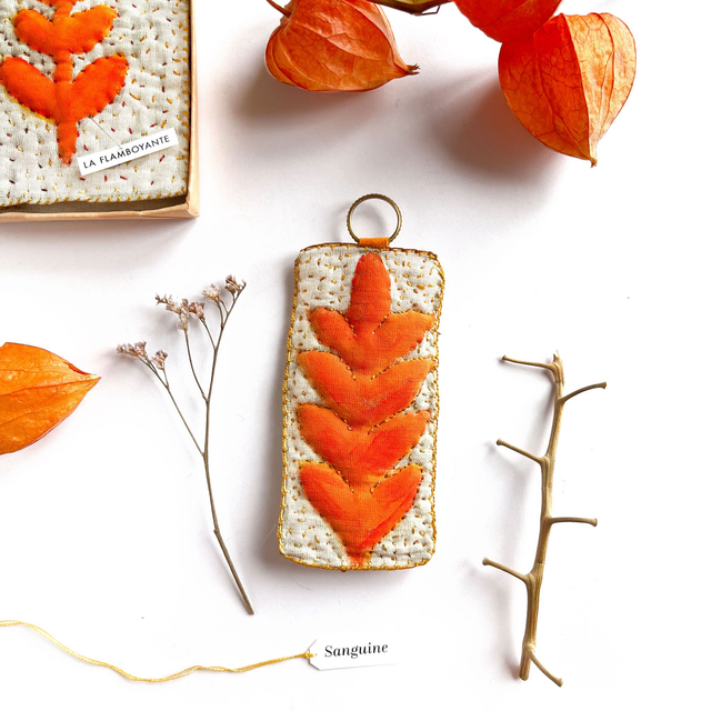 Tableau textile peint et brodé, à motifs végétal orange