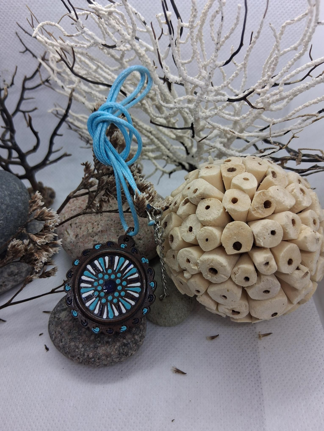 Collier en bois mandala bleu