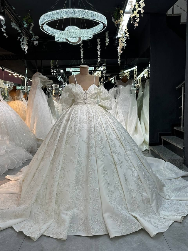 Robe de Mariée Princesse Col V Épaules effet Dénudés Motifs Fleurs / Réf : RMP31
