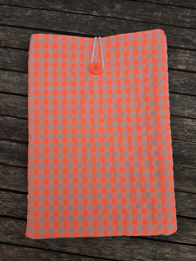 Funda de libro acolchada con cuadros vichy naranja flúor