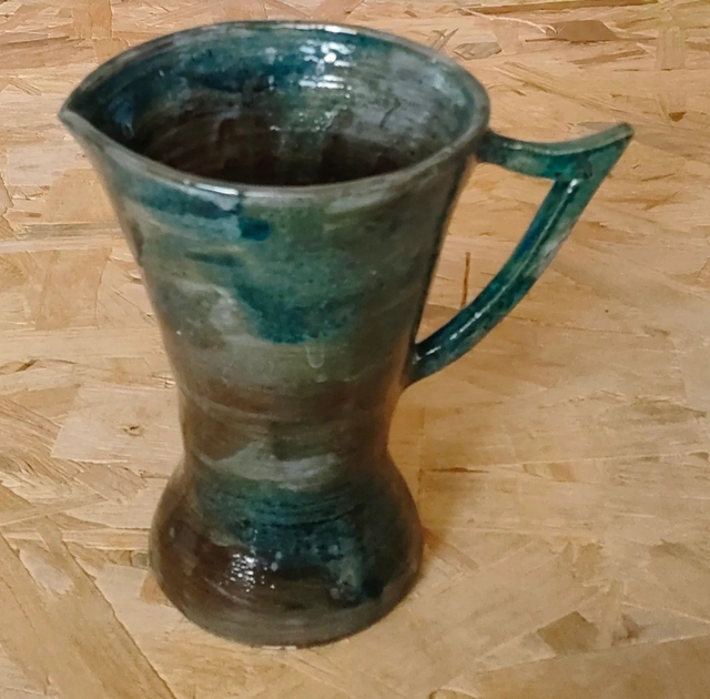 Pichet en grès tourné – Émail vert-brun profond – Pièce unique artisanale