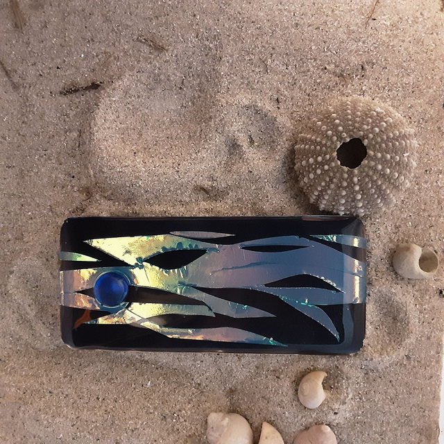 Broche grand rectangle bord arrondi collection Maritime fond violet sombre et effet de vague irisée