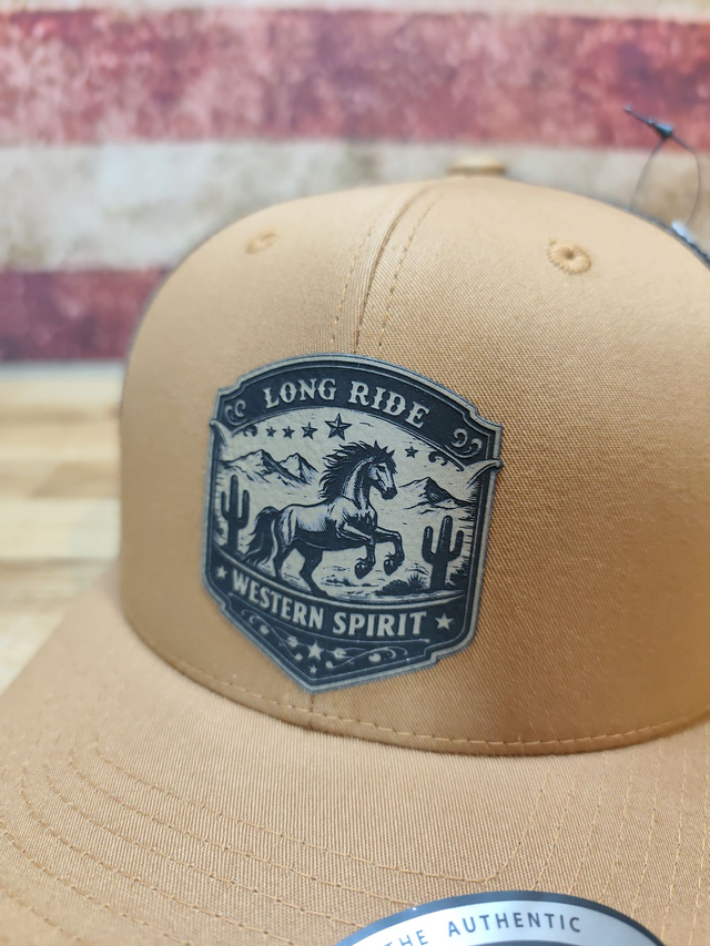 Casquette trucker caramel / blanc – patch cuir “Long Ride” avec cheval