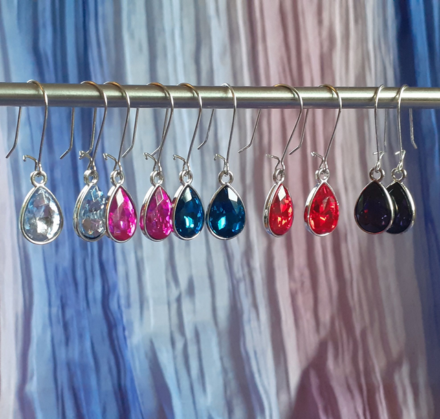 Laas Boucles d'oreilles pendantes, argentées, incrustée perle à facettes, aspect diamant, existe en bleu, rouge, prune, bleu saphir, rose fuchsia.