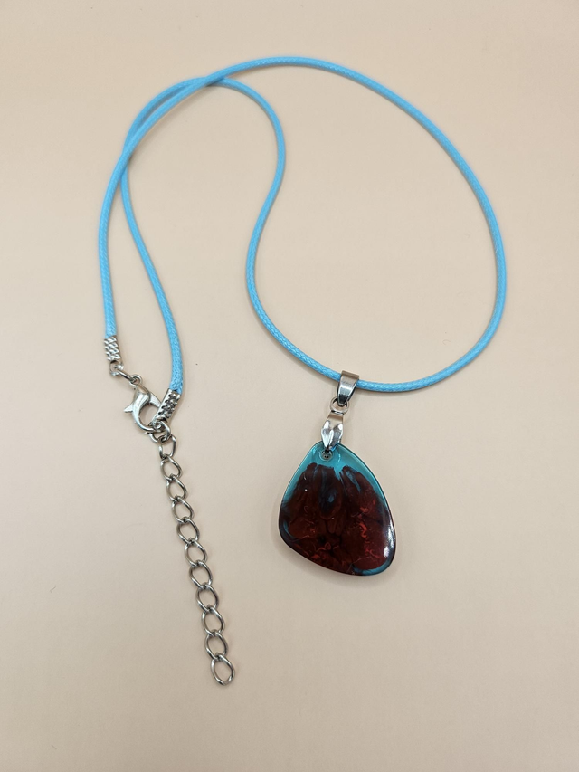 Pendentif en résine - Bleu et rouge