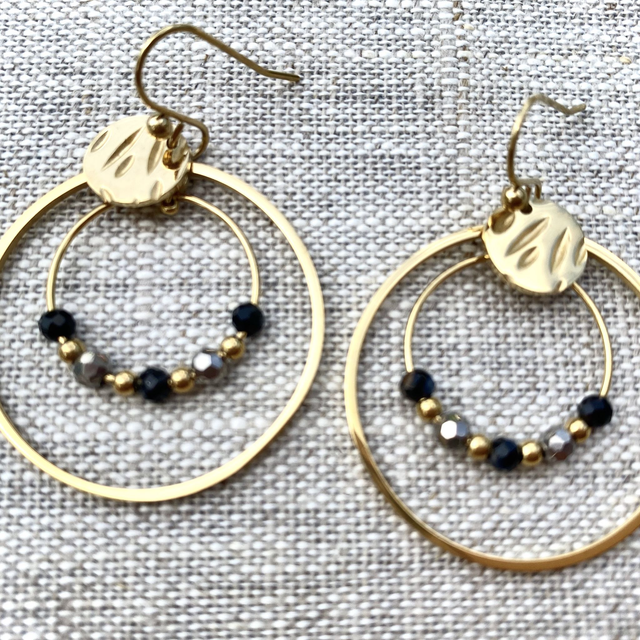 Boucles d&#039;oreilles avec perles noires