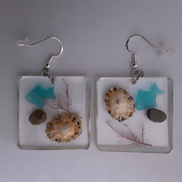 Boucle d’oreille carrée transparente coquillages algue petit galet et poisson translucide