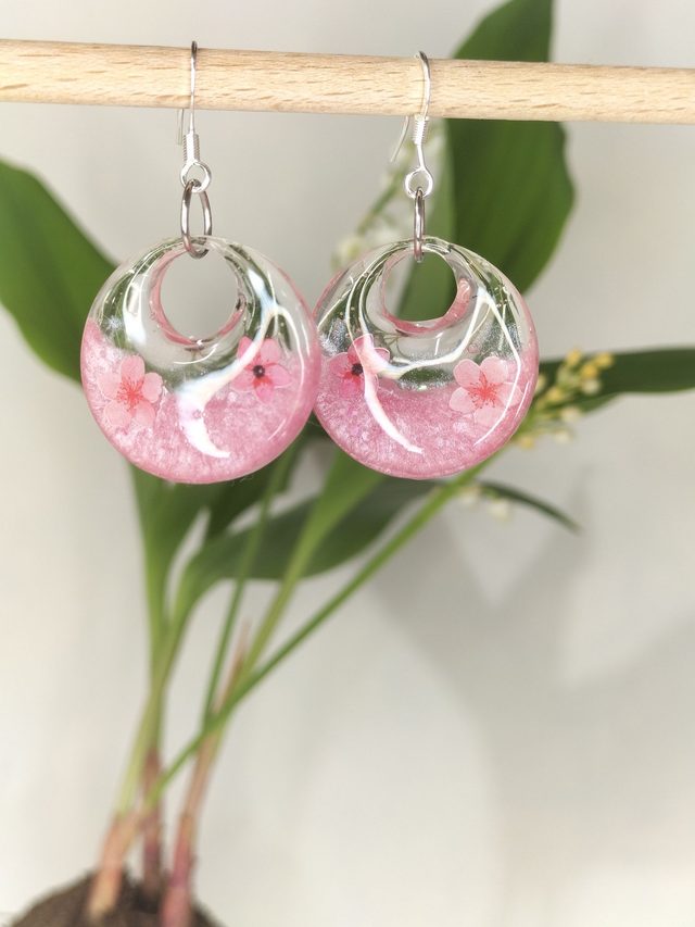 Boucles rondes, roses et transparence