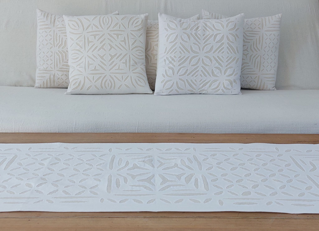 Chemin de table - Cutwork - Elégant en broderie ajourée  - Confectionné à la main – Artisanat raffiné pour une touche chaleureuse  