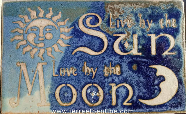 PLAQUE DE MAISON: Live by the Sun, Love by the Moon 18,2 x 11,2 cm