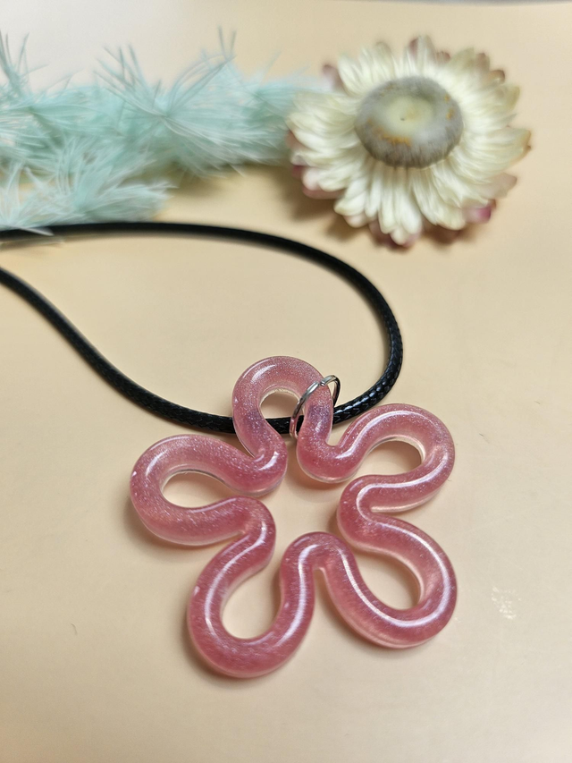 Pendentif en résine - Fleur rose pâle 