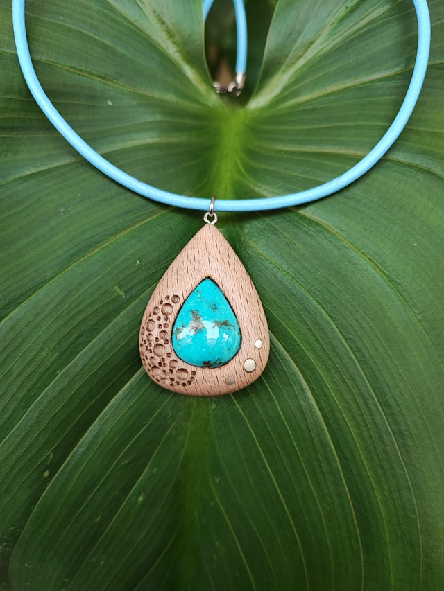 Pendentif en Bois de Hêtre, Turquoise, Argent et Cordon de Cuir