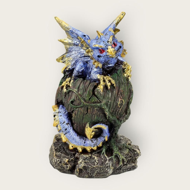 Bébé dragon sur oeuf de la forêt