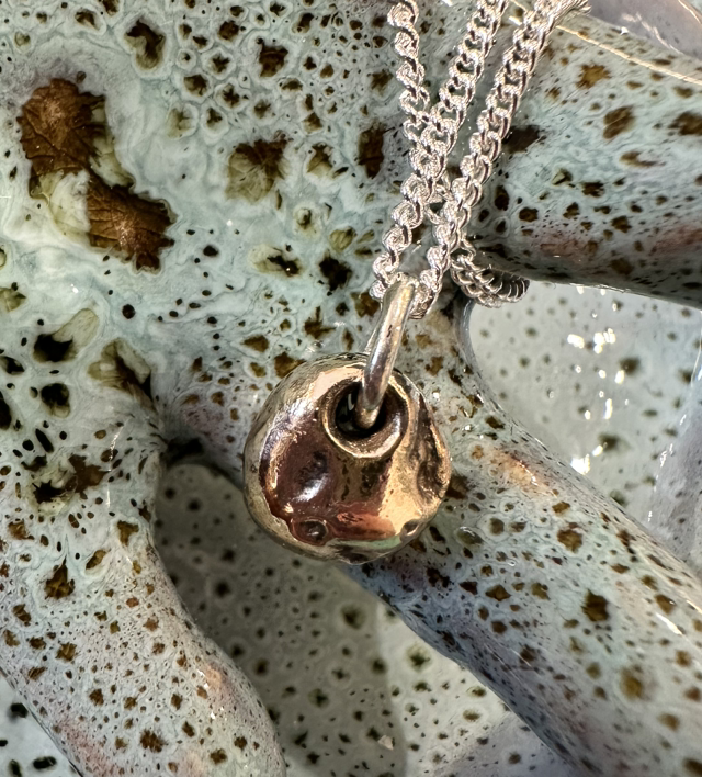 Noodle &amp; Meow - 9ct Gold hagstone pendant 